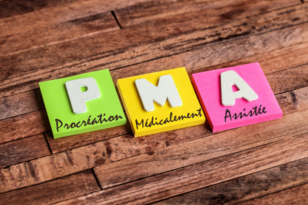 trois post-it avec les lettres PMA