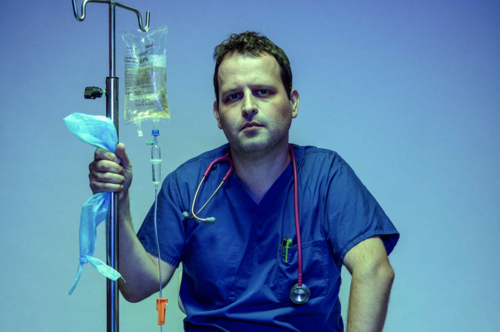 Adam McKay avec une perfusion de réhydrataion