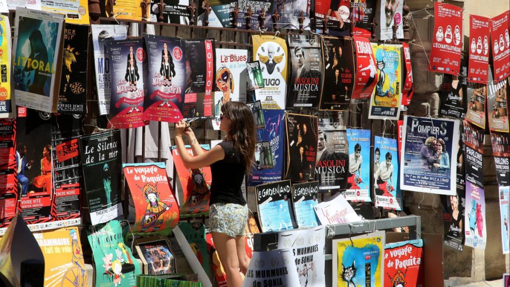 "L'affichage est interdit dans les villes. Mais à Avignon, en période de festival, la mairie édite un arrêté pour l'autoriser."