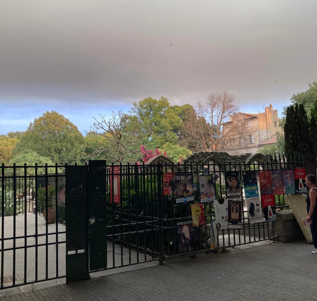 “Don’t look up. À quelques kilomètres d’Avignon, un incendie ravage la garrigue asséchée par des mois de canicule et de vagues de chaleur continues."