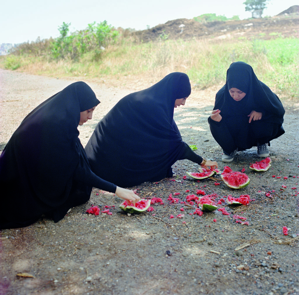 Sare, Şeyma et Gamze (de gauche à droite) sont de jeunes adolescentes turques. Elles dégustent des pastèques.