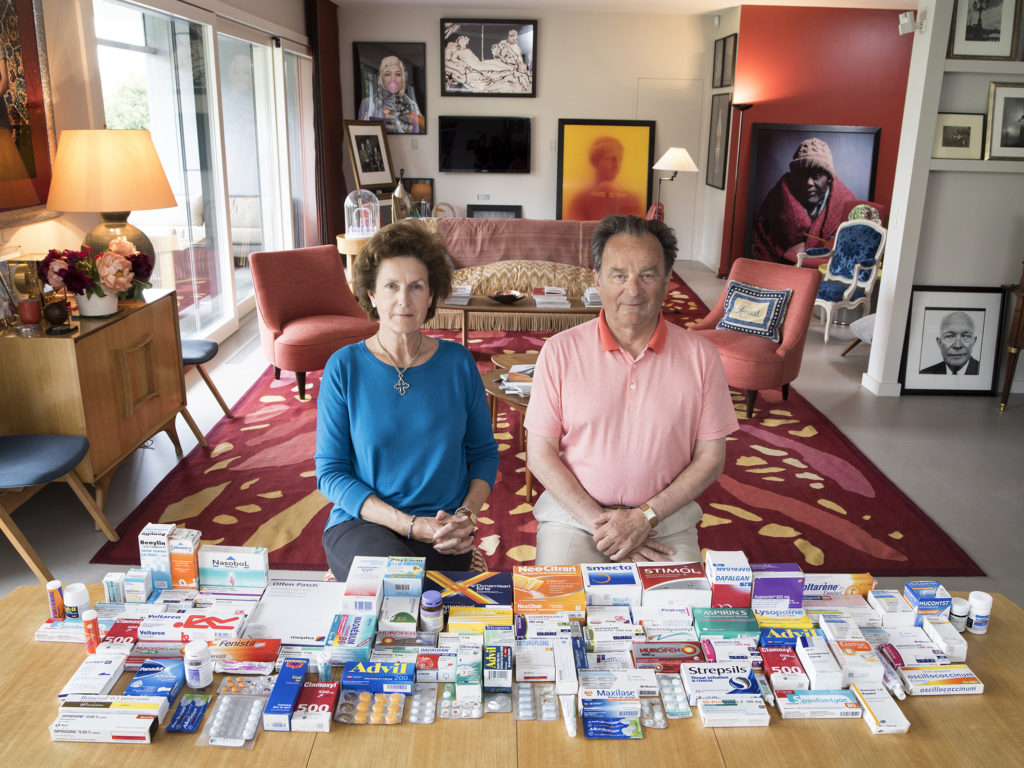 Arnaud et Candelita Brunel posent devant leurs médicaments étalés devant eux.