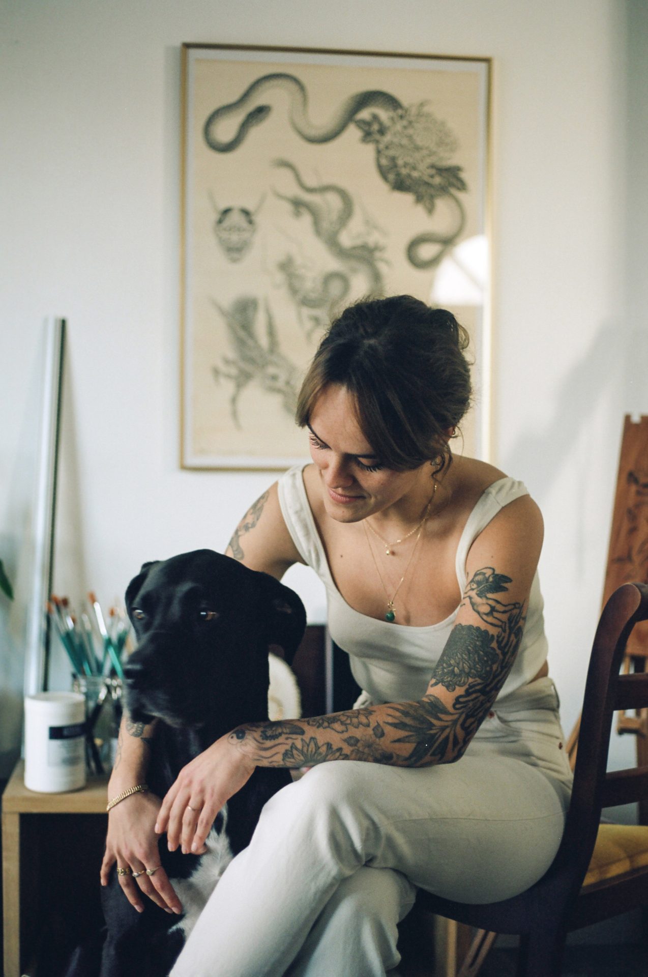 L'artiste tatoueuse et sa chienne.