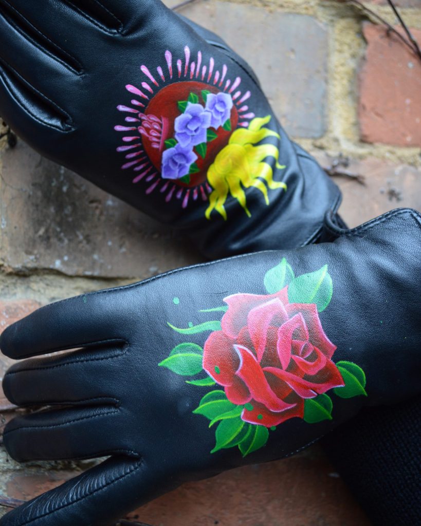 Des gants en cuir qui reprennent l'imagerie old school des dessins de roses du tatouage traditionnel.