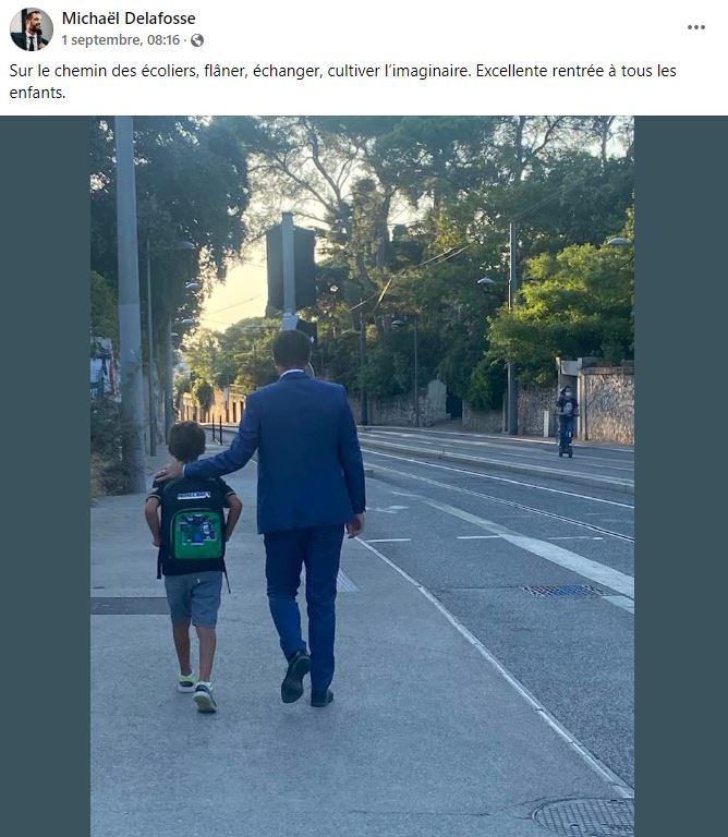 Postée le jeudi 1er septembre, la photo de rentrée de Michaël Delafosse accompagnant son fils à l’école a enflammé sa page Facebook qui a battu ses records d’audience. Décryptage d’un post qui inaugure notre nouvelle rubrique "Kom". Un cas d’école.