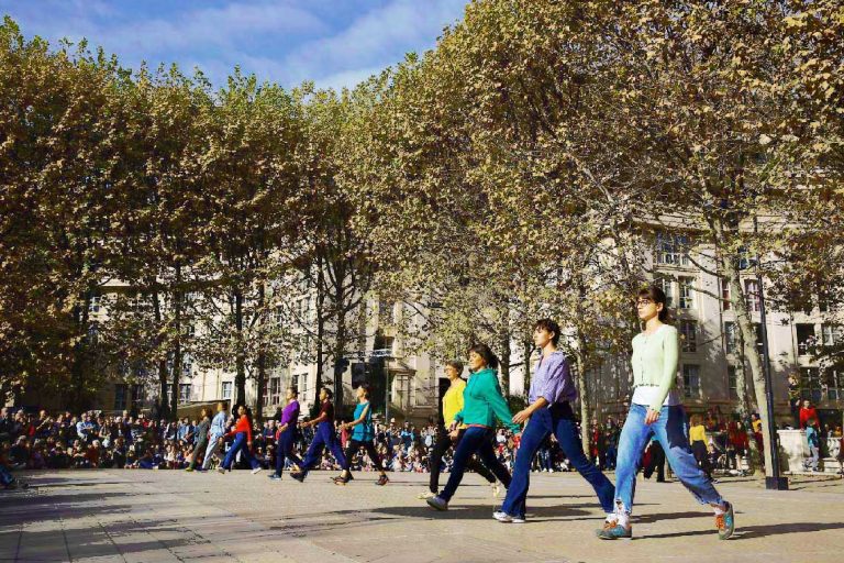 « Demain l’espace public », ce sont des rencontres mensuelles proposées à Montpellier par la 𝖬𝖺𝗂𝗌𝗈𝗇 𝖽𝖾 𝗅'𝖠𝗋𝖼𝗁𝗂𝗍𝖾𝖼𝗍𝗎𝗋𝖾 𝖮𝖼𝖼𝗂𝗍𝖺𝗇𝗂𝖾 𝖬é𝖽𝗂𝗍𝖾𝗋𝗋𝖺𝗇é𝖾, 𝗅𝖺 𝖹𝖠𝖳 - 𝖹𝗈𝗇𝖾 𝖠𝗋𝗍𝗂𝗌𝗍𝗂𝗊𝗎𝖾 𝖳𝖾𝗆𝗉𝗈𝗋𝖺𝗂𝗋𝖾 - 𝖾𝗍 𝖳𝖱𝖠𝖭𝖲/𝖹𝖠𝖳, 𝗉𝗋𝗈𝗀𝗋𝖺𝗆𝗆𝖾 𝖽'𝗎𝗋𝖻𝖺𝗇𝗂𝗌𝗆𝖾 𝖼𝗎𝗅𝗍𝗎𝗋𝖾𝗅.  Architectes, urbanistes, philosophes, anthropologues viennent parler de ce qui se fait déjà et de ce qu’on peut imaginer pour rendre nos villes « plus vivables mais aussi plus vivantes et vibrantes ».  La première rencontre « Demain, l’espace public hospitalier » a eu lieu le mardi 13 septembre 2022 avec les architectes-urbanistes Chantal Deckmyn et Mathilde Tournol du Clos. Un programme financé dans le cadre de Montpellier capitale européenne de la culture.
