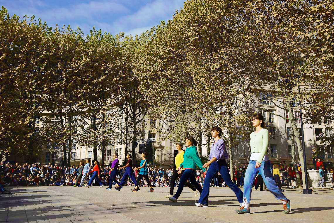 « Demain l’espace public », ce sont des rencontres mensuelles proposées à Montpellier par la 𝖬𝖺𝗂𝗌𝗈𝗇 𝖽𝖾 𝗅'𝖠𝗋𝖼𝗁𝗂𝗍𝖾𝖼𝗍𝗎𝗋𝖾 𝖮𝖼𝖼𝗂𝗍𝖺𝗇𝗂𝖾 𝖬é𝖽𝗂𝗍𝖾𝗋𝗋𝖺𝗇é𝖾, 𝗅𝖺 𝖹𝖠𝖳 - 𝖹𝗈𝗇𝖾 𝖠𝗋𝗍𝗂𝗌𝗍𝗂𝗊𝗎𝖾 𝖳𝖾𝗆𝗉𝗈𝗋𝖺𝗂𝗋𝖾 - 𝖾𝗍 𝖳𝖱𝖠𝖭𝖲/𝖹𝖠𝖳, 𝗉𝗋𝗈𝗀𝗋𝖺𝗆𝗆𝖾 𝖽'𝗎𝗋𝖻𝖺𝗇𝗂𝗌𝗆𝖾 𝖼𝗎𝗅𝗍𝗎𝗋𝖾𝗅.  Architectes, urbanistes, philosophes, anthropologues viennent parler de ce qui se fait déjà et de ce qu’on peut imaginer pour rendre nos villes « plus vivables mais aussi plus vivantes et vibrantes ».  La première rencontre « Demain, l’espace public hospitalier » a eu lieu le mardi 13 septembre 2022 avec les architectes-urbanistes Chantal Deckmyn et Mathilde Tournol du Clos. Un programme financé dans le cadre de Montpellier capitale européenne de la culture.