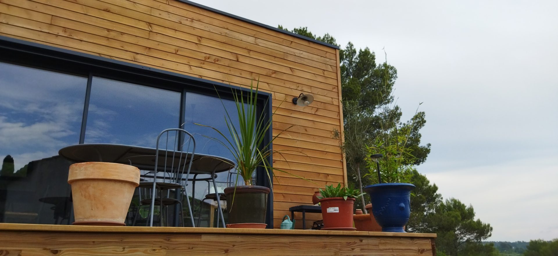 Habiter autrement dans du bois, c’est possible Membre du Cercle des lectrices et des lecteurs de LOKKO, Françoise B nous parle du bonheur d’habiter sa maison en bois. Elle n’a pas besoin de clim l’été, l’hiver le bois reste chaud malgré le froid, elle craque, elle vit, la maison en bois est économique. Mais construire en bois reste encore assez compliqué. Seulement 11% des constructions individuelles en 2022.