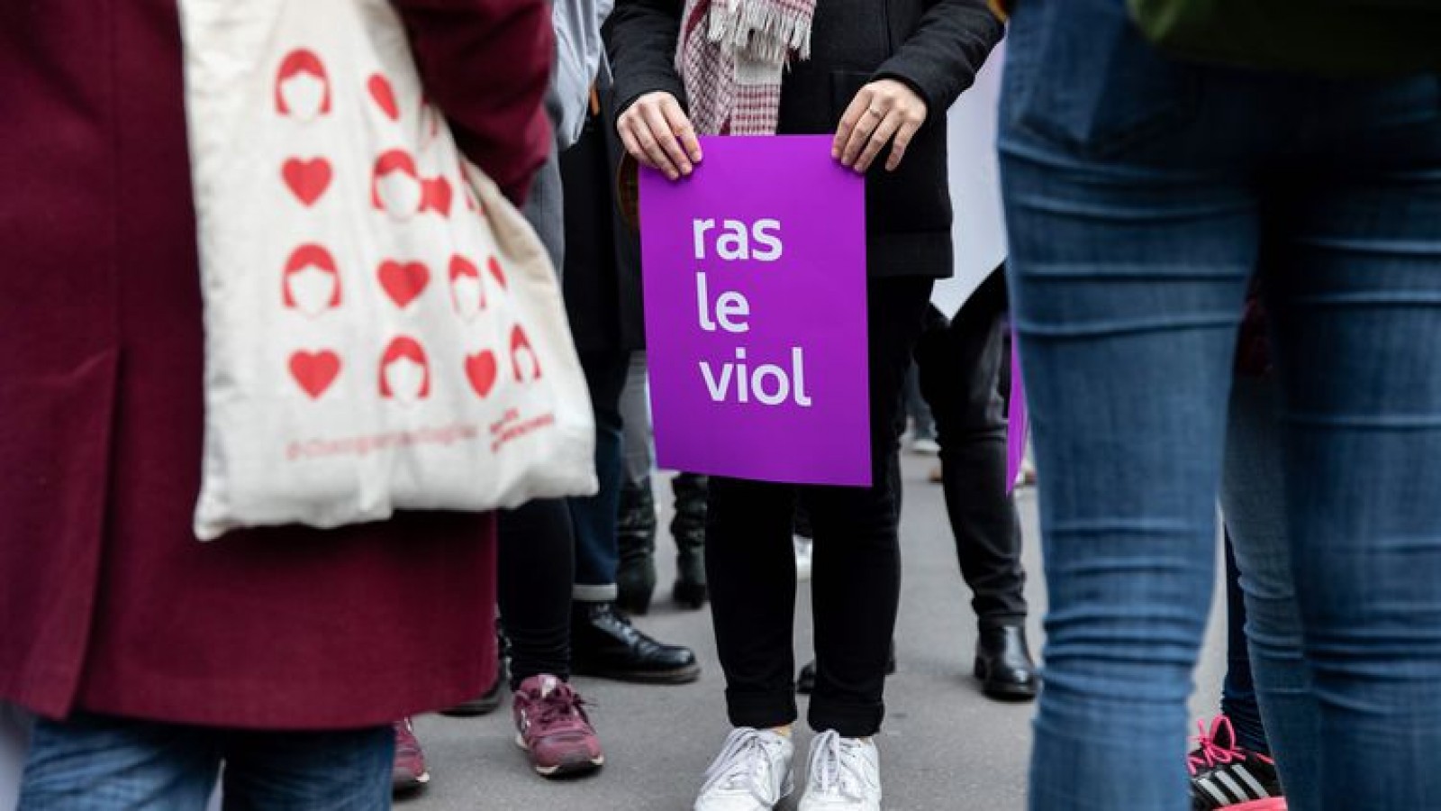 image de la une de lokko.fr : Iris Christol : “En matière de violence sexuelle, il faut arrêter avec cette pensée magique que la justice va tout régler” qui montre une femme avec une pencarte avec ecrit, ras le viol.