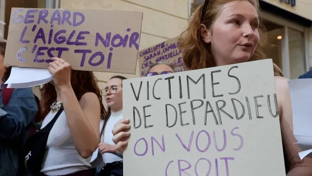 image de la une de lokko.fr : Iris Christol : “En matière de violence sexuelle, il faut arrêter avec cette pensée magique que la justice va tout régler” qui montre une manifestation avec des pencarte avec ecrit, vicitimes de depardieu on vous croit.