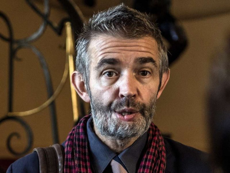 French journalist and writter Philippe Lancon (C) gestures as he speaks with guests at the Cercle Interallie, in Paris, after winning the 2018 Prix Femina literary prize for his novel "Le Lambeau" (the shred), on November 5, 2018. (Photo by Christophe ARCHAMBAULT / AFP)