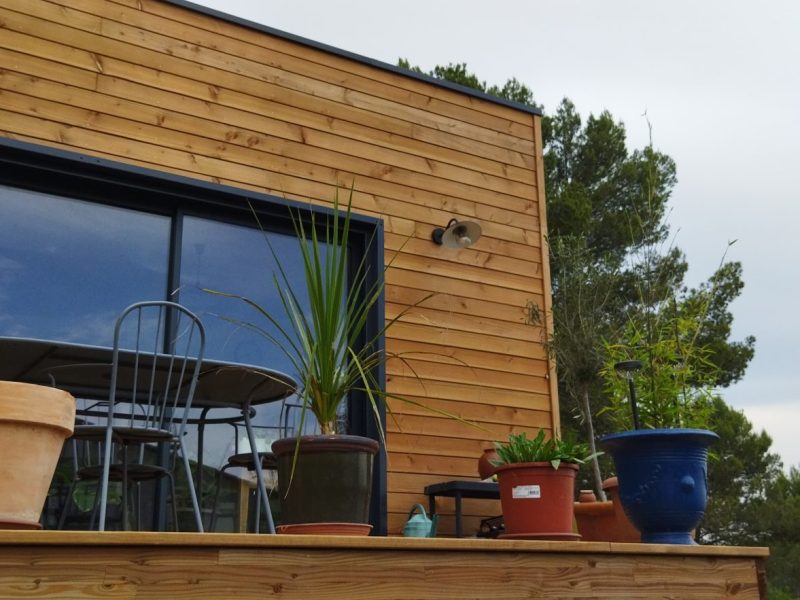 Habiter autrement dans du bois, c’est possible Membre du Cercle des lectrices et des lecteurs de LOKKO, Françoise B nous parle du bonheur d’habiter sa maison en bois. Elle n’a pas besoin de clim l’été, l’hiver le bois reste chaud malgré le froid, elle craque, elle vit, la maison en bois est économique. Mais construire en bois reste encore assez compliqué. Seulement 11% des constructions individuelles en 2022.