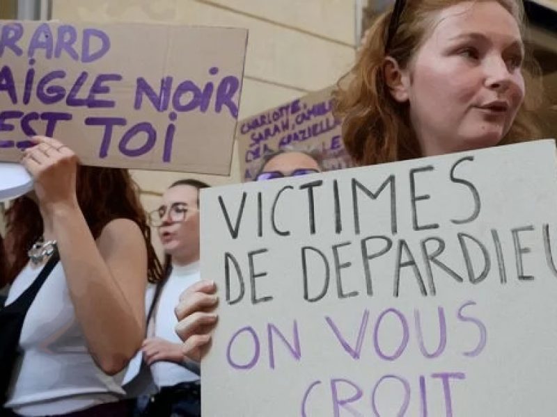 image de la une de lokko.fr : Iris Christol : “En matière de violence sexuelle, il faut arrêter avec cette pensée magique que la justice va tout régler” qui montre une manifestation avec des pencarte avec ecrit, vicitimes de depardieu on vous croit.